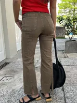 Pantalón de jean color marrón, de corte recto y tiro medio.