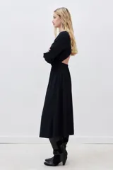 Vestido midi negro de viscosa con espalda descubierta, mangas largas y frunces en cintura y cuello.