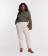 Blusa verde militar en suedine texturizada, con cuello redondo, manga larga con recortes y tiradores en los puños.