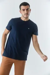 Remera de hombre azul marino, de manga corta, con cuello redondo y logo estampado en el pecho.