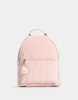 Mochila rosa de cuerina con llavero con charm de corazones, correas regulables y manija superior. Tiene acceso mediante cierre superior y bolsillo frontal con efecto acolchado y cierre con charms.