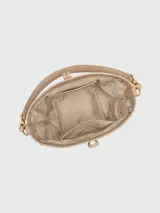 Bolso Longchamp modelo Le Roseau XS, color beige, tipo bucket bag, con correa larga ajustable para usar como bandolera.