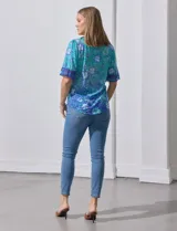 Blusa de modal estampado marca Ruby Rd, con mangas cortas terminadas en crochet.