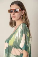 Remera italiana estampada con escote en V y mangas cortas.