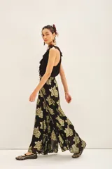 Pantalón largo de viscosa jacquard con lurex, corte amplio y elástico en la cintura trasera.