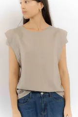 Remera blanca de lino y tencel, con mangas cortas abullonadas.