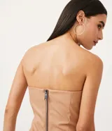 Vestido corto de material sintético color beige, con escote strapless y corte corset.
