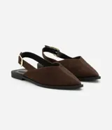 Zapatilla slingback marrón de material sintético con puntera fina, tira media con hebilla lateral dorada y tacón bajo.