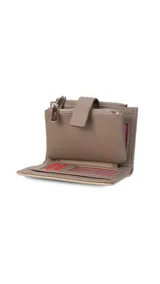 Billetera mediana de símil cuero color blanco hueso con detalles en rojo coral. Posee una presilla de cierre en la parte frontal y cierres de cremallera visibles en el borde superior.