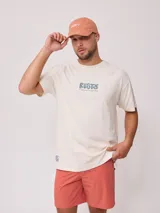 Remera negra de algodón con estampado frontal y trasero con el logo de la marca Rusty.