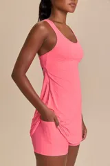 Vestido deportivo negro con calce ajustado, breteles anchos y espalda descubierta. Incluye top interno con bojo removible y short wide con bolsillos.