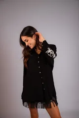Camisa celeste de corte clásico, con botones frontales y bordados florales en las mangas.