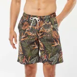Short de baño negro con estampado de hojas tropicales en tonos naranja, verde y marrón. Cuenta con cintura elástica y cordón ajustable.