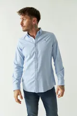 Camisa celeste de manga larga para hombre, con logo bordado y fit slim. Confeccionada en 100% algodón.
