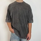Remera gris con efecto lavado, corte oversize y mangas 3/4.