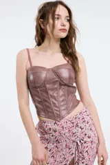 Bustier color borgoña con breteles finos. Diseño con costuras verticales y copas preformadas.