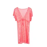 Kimono de playa fucsia de tejido calado tipo red, con calce suelto y cordón ajustable en la cintura con borlas decorativas.