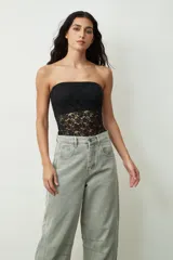 Body strapless de encaje negro.