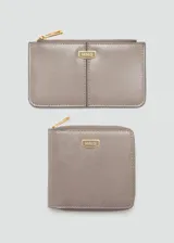 Billetera negra de efecto piel con logo estampado, cierre de cremallera, bolsillo interior, múltiples ranuras para tarjetas y ranura exterior.