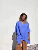 Poncho remera celeste de lino, con cuello en V y mangas cortas amplias.