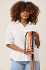 Cinto fino de cuero sintético en color marrón oscuro, marrón claro, tostado y negro con hebilla metálica dorada.