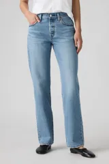 Pantalón de jean celeste claro, de corte recto, con tiro alto y cierre con botones.