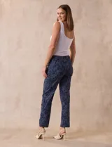 Pantalón recto de gabardina elastizada con estampado floral multicolor. Pretina ancha elastizada. Marca Zac & Rachel.