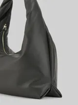 Bolso grande en color gris, con diseño blando y asa única, de piel ovina.