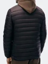 Campera puffer color beige con cierre frontal y bolsillos laterales.