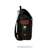 Mochila negra con detalles en marrón y rojo, con estampado a cuadros en los bolsillos laterales y correas frontales.