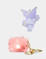 Llavero con forma de cámara vintage color rosa con detalles de un oso y fresas.
