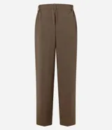 Pantalón de vestir marrón de corte recto, con trabillas en la cintura y estampado de cuadros.