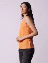 Blusa sin mangas color amarillo, con cuello redondo con frunces delanteros y abertura con botón en la espalda.
