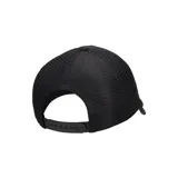 Gorra trucker negra de Nike con logo bordado en el frente, visera curva, paneles traseros de malla y cierre ajustable a presión. Presenta detalle de cuerda trenzada en la base de la corona.