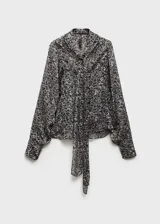 Blusa de manga larga con estampado animal print en tonos grises y blancos. Tiene cuello redondo con lazo para atar.
