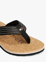 Sandalias Tommy Hilfiger de playa, con base color corcho y tiras negras con rayas grises y logo de la marca.
