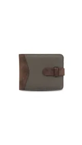 Billetera marrón de símil cuero y tela canvas con presilla. Interior con visor, doble repartición para billetes, tarjeteros y bolsillo.