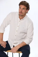 Camisa de lino a rayas, color beige, con cuello mao y corte slim.