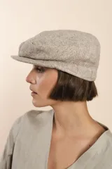 Boina marrón de lana fina uruguaya 100% natural sin teñir, con visera.