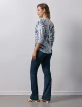 Buzo blanco con estampado de hojas en tonos azulados, de cuello redondo y mangas 3/4.