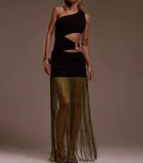 Vestido largo asimétrico color marrón con falda de flecos celestes. Presenta un escote de un solo hombro, aberturas cut-out en la cintura y un detalle de aro con cuentas en el lateral.