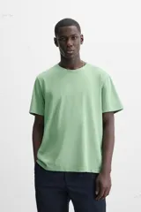 Camiseta verde de algodón, corte relaxed fit, cuello redondo y mangas cortas. Tiene un efecto de lavado que le da una apariencia única.