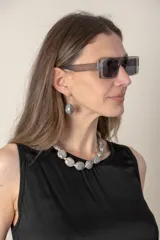 Conjunto de collar y aros con cuentas redondas jaspeadas en tonos visón. El collar es corto y los aros son colgantes.