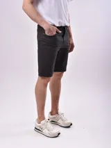 Bermuda de gabardina color negro, corte recto y largo a la rodilla.