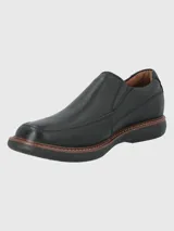 Zapato slip on Hush Puppies modelo Oregon, color marrón, confeccionado en cuero con forro textil y de cuero, plantilla de cuero y algodón orgánico, y suela de goma EVA.