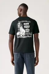 Remera negra de algodón con cuello redondo y manga corta. Estampado ovalado en el pecho con el logo de Levi's.