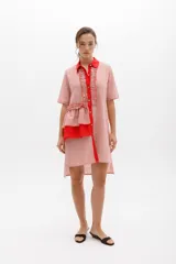 Vestido camisero a rayas con cuello y cartera en tono lima claro, volados frontales y laterales. De calce relajado y mangas cortas. Fabricado en Uruguay.