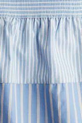 Pantalón de corte holgado en tejido fresco de algodón a rayas verticales celestes y blancas. Modelo de tiro alto con elástico fruncido en la cintura, bolsillos laterales discretos y piernas rectas.