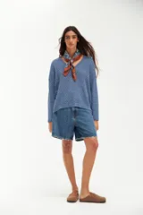 Sweater azul de tejido de punto con cuello en V.