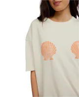 Remera color crema de corte holgado y manga corta, con estampado de dos conchas marinas color naranja.